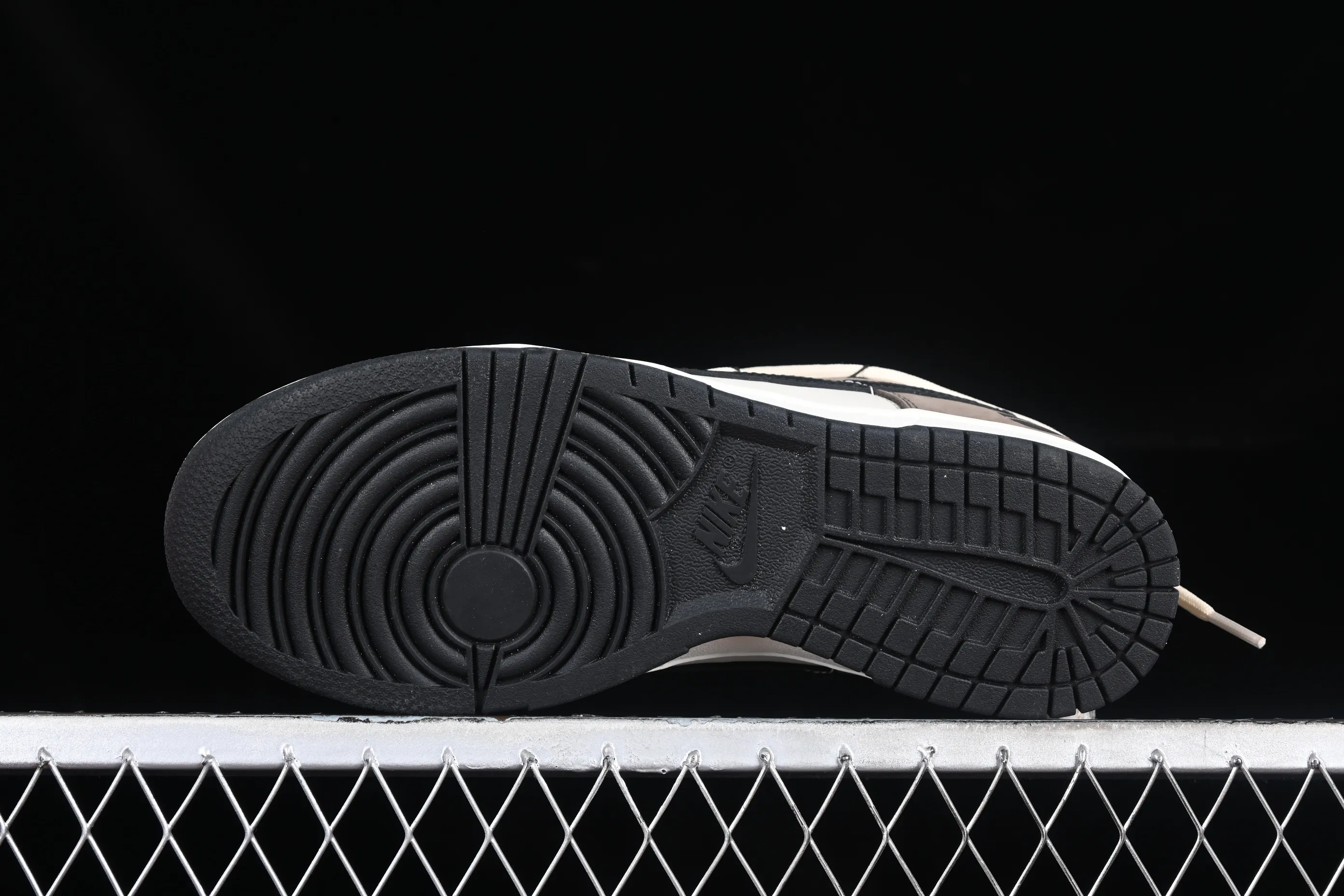 All Categories Nk SB Dunk Series Nk SB Dunk Low Low-top Sneakers Nk Dunk Low Retro "Black" Tricky Doll Time and Space Dust Minimalist Retro Black Brown SB Strap Low-top Casual Sneakers DD1391-100